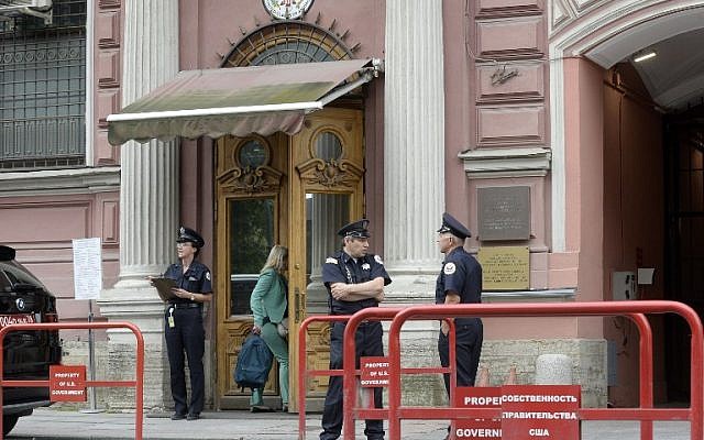 In this photo taken on July 31, 2017 security officers stand guard outside the US Consulate in Saint Petersburg. (AFP PHOTO / Olga MALTSEVA) In this photo taken on July 31, 2017 security officers stand guard outside the US Consulate in Saint Petersburg. (AFP PHOTO / Olga MALTSEVA)