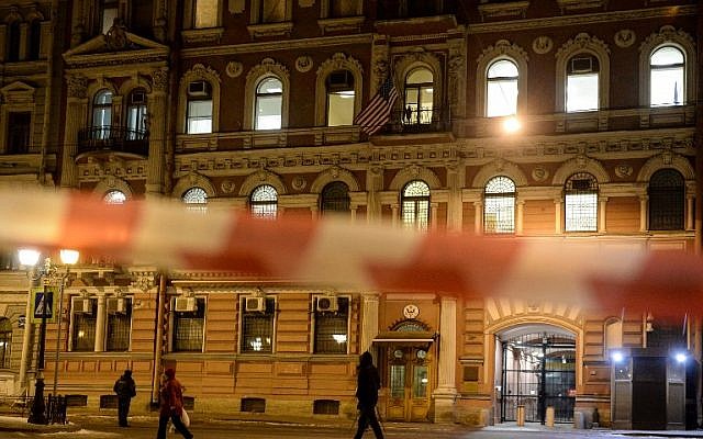 People walk in front of the US Consulate building in St.Petersburg on March 29, 2018. (AFP/OLGA MALTSEVA) People walk in front of the US Consulate building in St.Petersburg on March 29, 2018. (AFP/OLGA MALTSEVA)