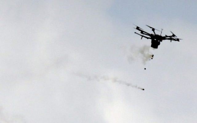 A picture taken on March 30, 2018 shows a Border Police drone dropping tear gas canisters during clashes with Palestinian protesters near the border with Israel, east of Gaza City. (AFP PHOTO / MAHMUD HAMS) A picture taken on March 30, 2018 shows a Border Police drone dropping tear gas canisters during clashes with Palestinian protesters near the border with Israel, east of Gaza City. (AFP PHOTO / MAHMUD HAMS)