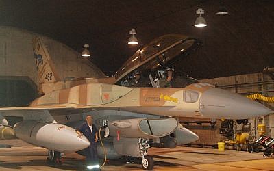 A pilot and navigator from the Israeli Air Force's 253rd Squadron prepare for an operation to bomb a Syrian nuclear reactor in Deir Ezzor on September 5, 2007. (Israel Defense Forces)