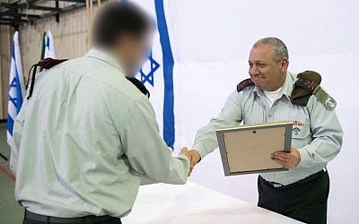 IDF chief Gadi Eisenkot awards an official commendation to the Sayeret Matkal and Military Intelligence special missions units on March 27, 2018. (Israel Defense Forces)