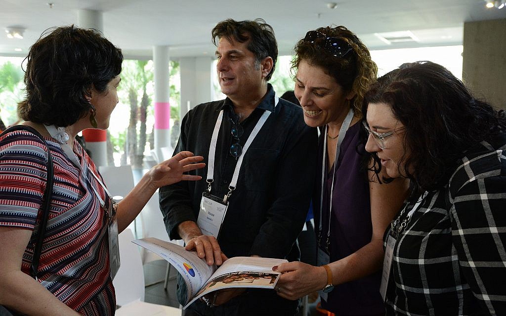 Dr. Nancy Strichman discussing her findings with attendees. (Gal Mosenson)
