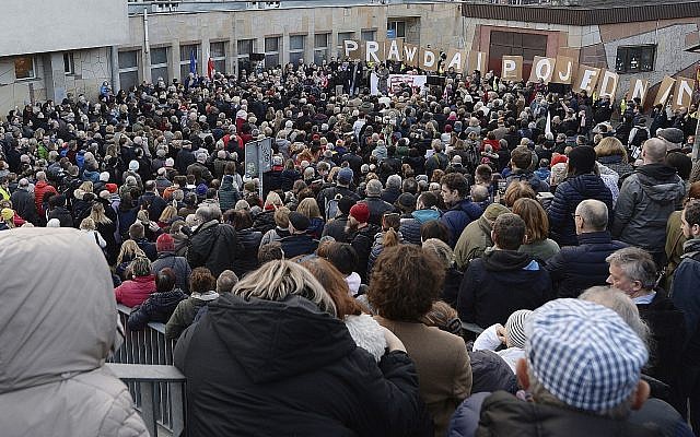 Hundreds of Poles gathered to express their solidarity with Jews who perished in the Holocaust, were expelled from Poland 50 years ago or feel the effects of anti-Semitism today, in Warsaw, Poland, March 11, 2018. (AP Photo/Czarek Sokolowski) Hundreds of Poles gathered to express their solidarity with Jews who perished in the Holocaust, were expelled from Poland 50 years ago or feel the effects of anti-Semitism today, in Warsaw, Poland, March 11, 2018. (AP Photo/Czarek Sokolowski)