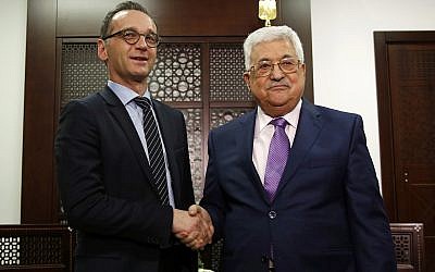Palestinian President Mahmoud Abbas, right, shakes hands with German Foreign Minister Heiko Maas during their meeting, in the West Bank city of Ramallah, March 26, 2018.(AP Photo/Majdi Mohammed)