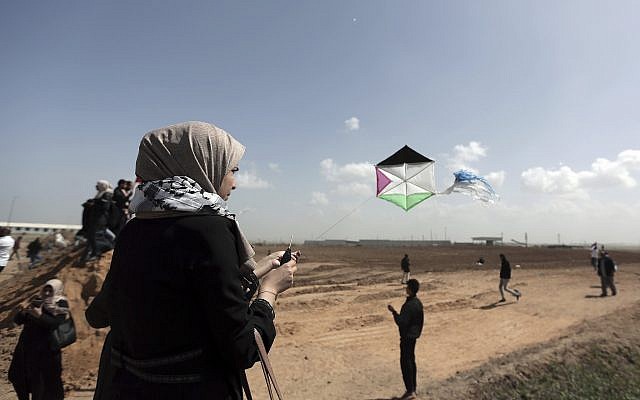 Palestinian protesters fly kites during a demonstration near the Gaza Strip border with Israel, in eastern Gaza City, March 29, 2018. (AP Photo/ Khalil Hamra) Palestinian protesters fly kites during a demonstration near the Gaza Strip border with Israel, in eastern Gaza City, March 29, 2018. (AP Photo/ Khalil Hamra)