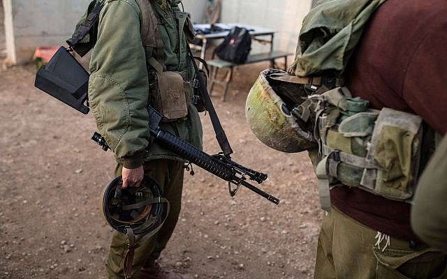 Illustrative image of Israeli soldiers take part in a training drill in Baf Lachish army base in southern Israel, December 20, 2016. (Maor Kinsbursky/Flash90)