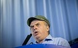 Jewish Agency head Nathan Sharansky to new immigrants on August 15, 2017. (Miriam Alster/Flash90)