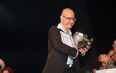 Kobi Oz receives an award at the Education Ministry in Jerusalem on September 25, 2017. (Yonatan Sindel/Flash90)