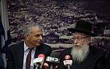 Finance Minister Moshe Kahlon, left, and Health Minister Yaakov Litzman at a press conference at the Finance Ministry in Jerusalem on November 20, 2017. (Hadas Parush/Flash90)