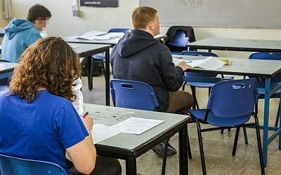 Illustrative photo of Israeli students taking a test on January 22, 2018. (Roy Alima/Flash90)