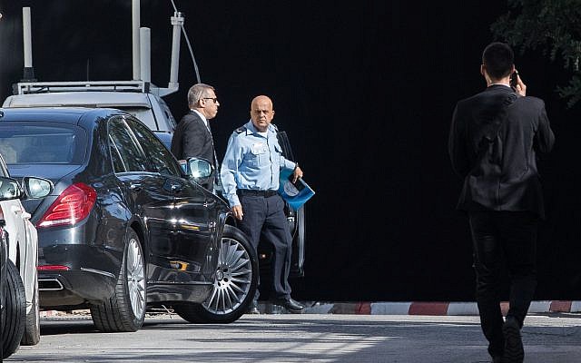 Police investigators arrive at the prime minister's resident in Jerusalem to interrogate Prime Minister Benjamin Netanyahu, March 2, 2018 (Yonatan Sindel/Flash90)