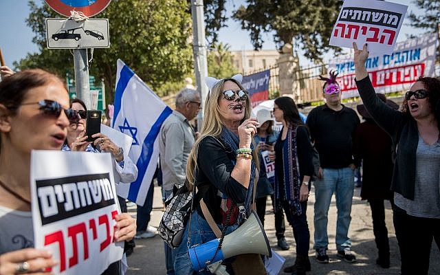 Israelis protest against Prime Minister Benjamin Netanyahu outside his Jerusalem residence, as police question him inside, March 2, 2018 (Yonatan Sindel/Flash90)