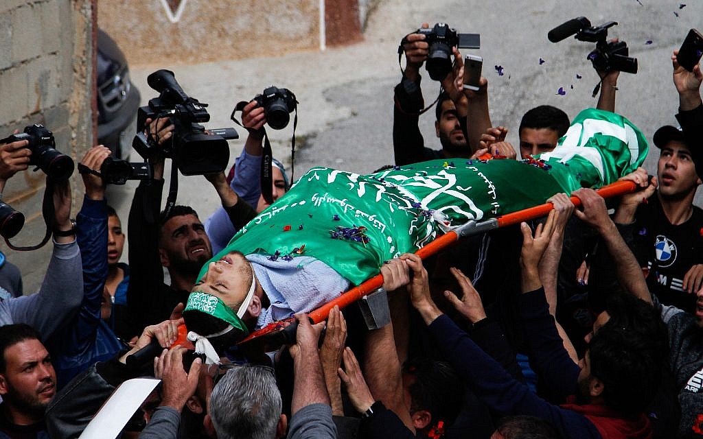 Palestinian mourners carry the body of Imayyer Shehadeh, who was killed during clashes with Israeli security forces, near the West Bank city of Nablus on March 11, 2018. (Nasser Ishtayeh/Flash90)