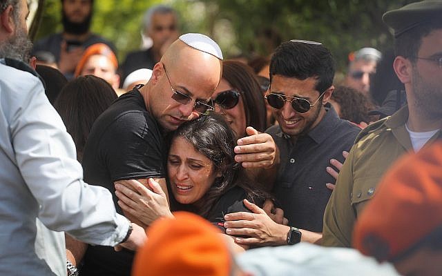 Family members of Cpt. Ziv Daos mourn near his coffin during his funeral in Holon on March 18, 2018. (Miriam Alster/Flash90) Family members of Cpt. Ziv Daos mourn near his coffin during his funeral in Holon on March 18, 2018. (Miriam Alster/Flash90)