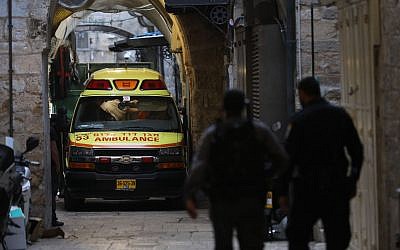 Security forces at the scene of the fatal stabbing by a Palestinian terrorist of Adiel Kolman in the Old City of Jerusalem, March 18, 2018. (Yonatan Sindel/FLASH90)