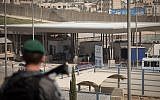 Illustrative: Border Police officers guard the Qalandiya checkpoint north of Jerusalem on March 27, 2018. (Yonatan Sindel/Flash90)