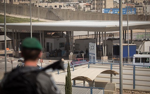 Illustrative: Border Police officers guard the Qalandiya checkpoint north of Jerusalem on March 27, 2018. (Yonatan Sindel/Flash90)