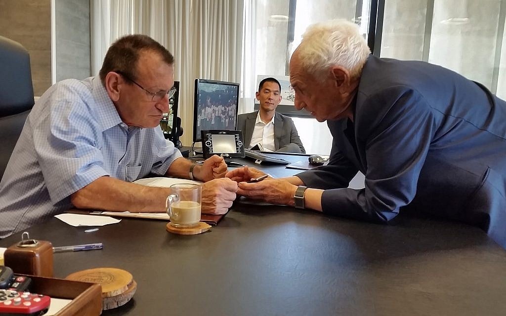 Architect Frank Gehry with Tel Aviv Mayor Ron Huldai discussing the World's Jewish Museum in the mayor's office in Tel Aviv. (Courtesy)