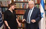 Actress Mayim Bialik meets former President Reuven Rivlin at his residence in Jerusalem on March 18, 2018. (Mark Neiman/GPO)
