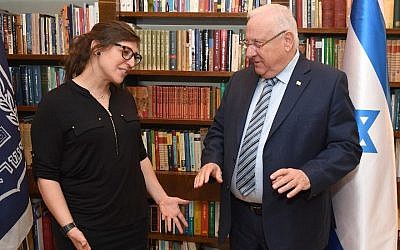 Actress Mayim Bialik meets former President Reuven Rivlin at his residence in Jerusalem on March 18, 2018. (Mark Neiman/GPO)