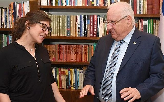 Actress Mayim Bialik, left, meets President Reuven Rivlin at his residence in Jerusalem, March 18, 2018. (Mark Neiman/GPO) Actress Mayim Bialik, left, meets President Reuven Rivlin at his residence in Jerusalem, March 18, 2018. (Mark Neiman/GPO)