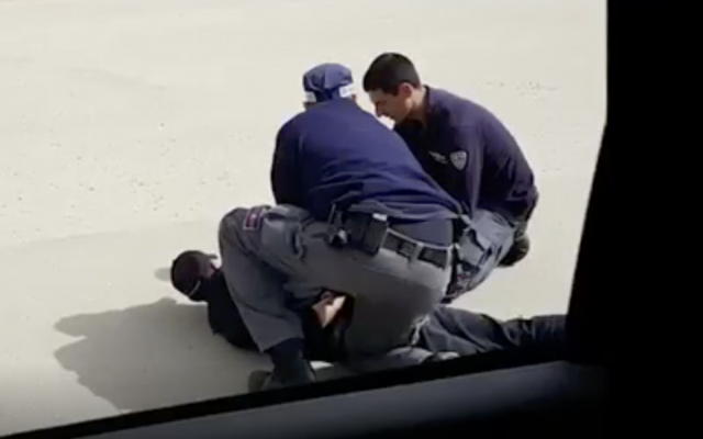Police officers arrest a man suspected of planning to carry out a terror attack in the southern city of Beersheba on March 29, 2018. (Israel Police)_ Police officers arrest a man suspected of planning to carry out a terror attack in the southern city of Beersheba on March 29, 2018. (Israel Police)_
