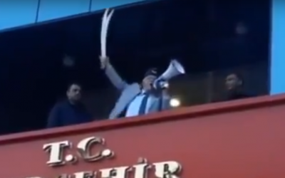 Necati Senturk, governor of Turkey's Kirsehir province, wielding a double bladed scimitar in a speech in mid-March 2018. (Screen capture: YouTube) Necati Senturk, governor of Turkey's Kirsehir province, wielding a double bladed scimitar in a speech in mid-March 2018. (Screen capture: YouTube)