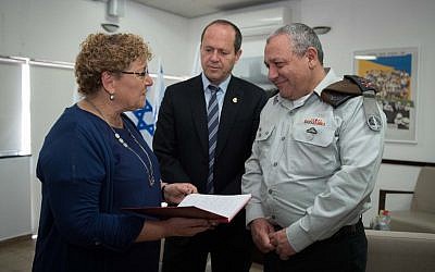 Educator Miriam Peretz, left, Jerusalem Mayor Nir Barkat, center, and IDF Chief of Staff Gadi Eisenkot, at the Leyada Hebrew University Secondary School in Jerusalem, March 20, 2018. (IDF spokesperson)