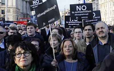 Members of the Jewish community hold a protest against Britain's opposition Labour party leader Jeremy Corbyn and anti-Semitism in the Labour Party, outside the British Houses of Parliament in central London, on March 26, 2018. (AFP Photo/Tolga Akmen)