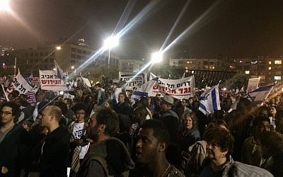Demonstrators against the planned expulsion of African asylum seekers in Tel Aviv, March 24, 2018 (Luke Tress)