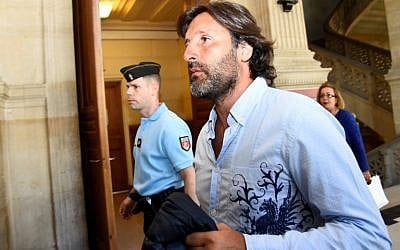Arnaud Mimran arrives at the Paris courthouse for deliberations in his trial over an alleged carbon tax scam, on July 7, 2016. (AFP PHOTO / BERTRAND GUAY)