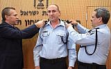The new head of the Israel Police Lahav 433 anti-corruption unit, Yigal Ben-Shalom, flanked by Public Security Minister Gilad Erdan (left) and police chief Roni Alsheich, March 15, 2018. (Police spokesman's office)