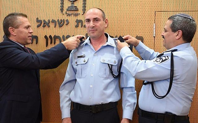 The new head of the Israel Police Lahav 433 anti-corruption unit, Yigal Ben-Shalom, flanked by Public Security Minister Gilad Erdan (left) and police chief Roni Alsheich, March 15, 2018. (Police spokesman's office) The new head of the Israel Police Lahav 433 anti-corruption unit, Yigal Ben-Shalom, flanked by Public Security Minister Gilad Erdan (left) and police chief Roni Alsheich, March 15, 2018. (Police spokesman's office)