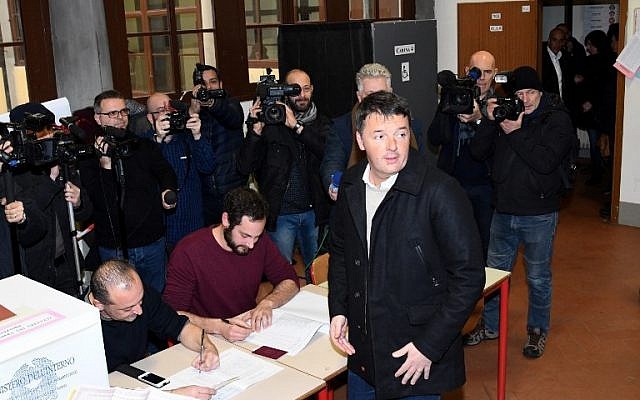 Former Prime Minister and leader of the Democratic Party (PD), Matteo Renzi, arrives to vote on March 4, 2018 at a polling station in Florence. (AFP PHOTO / Claudio GIOVANNINI) Former Prime Minister and leader of the Democratic Party (PD), Matteo Renzi, arrives to vote on March 4, 2018 at a polling station in Florence. (AFP PHOTO / Claudio GIOVANNINI)