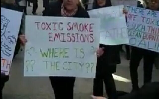 Residents in Williamsburg, New York, protest against smoke emissions from a Satmar matzah factory on March 4, 2018. (Screen capture: YouTube)