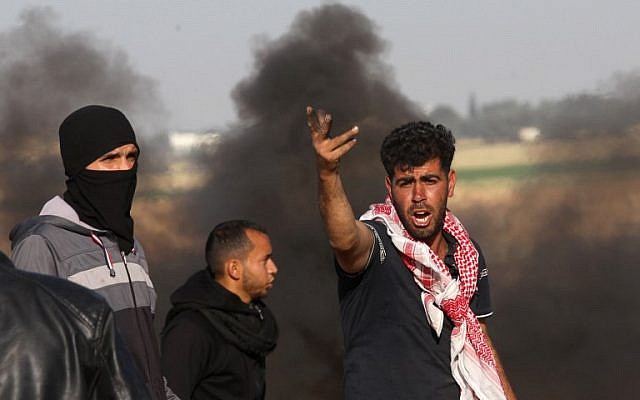 Palestinian protesters demonstrate during clashes with Israeli security forces near the border with Israel, east of Khan Yunis, in the southern Gaza Strip, on April 01, 2018. (AFP PHOTO / SAID KHATIB) Palestinian protesters demonstrate during clashes with Israeli security forces near the border with Israel, east of Khan Yunis, in the southern Gaza Strip, on April 01, 2018. (AFP PHOTO / SAID KHATIB)