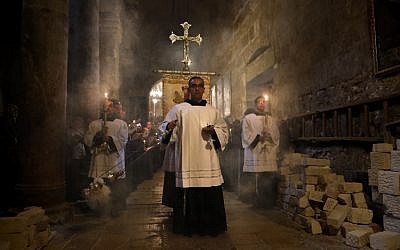 Franciscan friars pray during the Lenten procession inside the Church of the Holy Sepulchre in the Old City of Jerusalem, on February 17, 2018. (AFP PHOTO / Thomas COEX)
