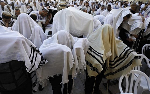 Jewish priests wearing "Talit" (prayer shawls) take part in the Cohanim prayer (priest's blessing) during the Passover (Pesach) holiday at the Western Wall in the Old City of Jerusalem, on April 2, 2018. (AFP PHOTO / MENAHEM KAHANA) Jewish priests wearing "Talit" (prayer shawls) take part in the Cohanim prayer (priest's blessing) during the Passover (Pesach) holiday at the Western Wall in the Old City of Jerusalem, on April 2, 2018. (AFP PHOTO / MENAHEM KAHANA)