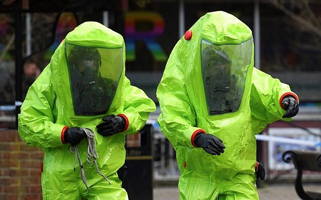 In this photo taken on March 8, 2018, members of the emergency services in green biohazard encapsulated suits investigate the site where Russian spy Sergei Skripal and his daughter Yulia were found on March 4 in critical condition at The Maltings shopping center in Salisbury, southern England. (AFP PHOTO / Ben STANSALL)