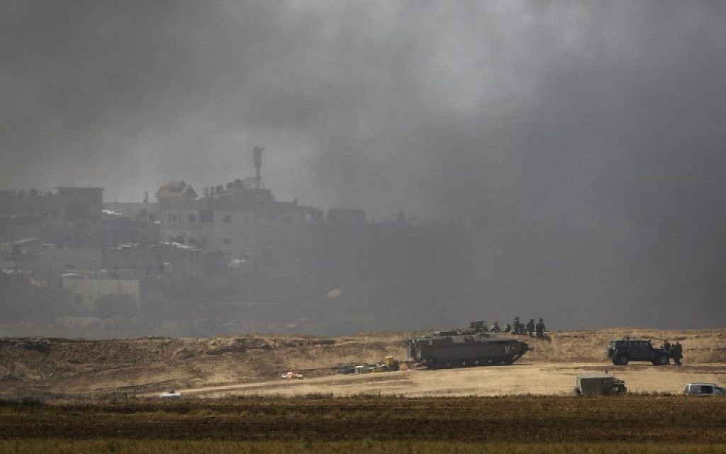 Israeli forces are deployed near Kibbutz Nir Oz at the Gaza-Israel border amid smoke from tires burned by Palestinians near Khan Younis, in the southern part of the Gaza Strip on April 6, 2018. (AFP Photo/Menahem Kahana) Israeli forces are deployed near Kibbutz Nir Oz at the Gaza-Israel border amid smoke from tires burned by Palestinians near Khan Younis, in the southern part of the Gaza Strip on April 6, 2018. (AFP Photo/Menahem Kahana)