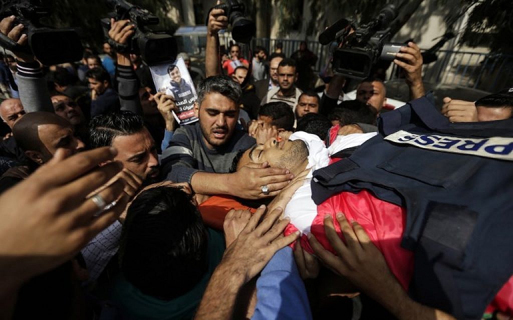 Mourners and journalists carry the body of Palestinian journalist Yasser Murtaja, during his funeral in Gaza City on April 7, 2018. (AFP Photo/Mahmud Hams) Mourners and journalists carry the body of Palestinian journalist Yasser Murtaja, during his funeral in Gaza City on April 7, 2018. (AFP Photo/Mahmud Hams)