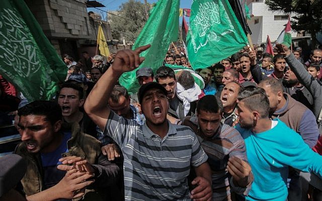 Relatives carry the body of Marwan Qudeih, who the Hamas-run Gaza Health Ministry says was wounded by Israeli fire east of Khan Younis on March 30 and later died of his wounds, during his funeral in Khan Younis, in the southern Gaza Strip on April 9, 2018. (AFP PHOTO / SAID KHATIB) Relatives carry the body of Marwan Qudeih, who the Hamas-run Gaza Health Ministry says was wounded by Israeli fire east of Khan Younis on March 30 and later died of his wounds, during his funeral in Khan Younis, in the southern Gaza Strip on April 9, 2018. (AFP PHOTO / SAID KHATIB)