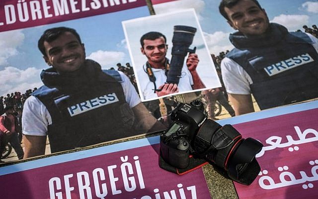 People take part in a protest against the killing of a fellow journalist Palestinian Yasser Murtaja on April 11 April, 2018 at Istiklal avenue in Istanbul. (AFP PHOTO / OZAN KOSE) People take part in a protest against the killing of a fellow journalist Palestinian Yasser Murtaja on April 11 April, 2018 at Istiklal avenue in Istanbul. (AFP PHOTO / OZAN KOSE)