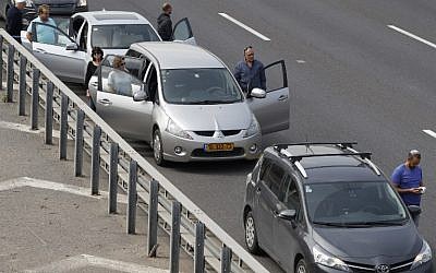 Illustrative: Drivers stop and stand in silence on a highway in the Israeli city of Tel Aviv on April 12, 2017 as sirens wailed across Israel for two minutes marking the annual day of remembrance for the six million Jewish victims of the Nazi genocide. (AFP PHOTO / JACK GUEZ)