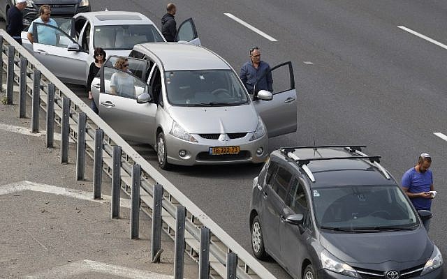 Illustrative: Drivers stop and stand in silence on a highway in the Israeli city of Tel Aviv on April 12, 2017 as sirens wailed across Israel for two minutes marking the annual day of remembrance for the six million Jewish victims of the Nazi genocide. (AFP PHOTO / JACK GUEZ)