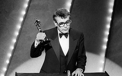 In this file photo taken on March 25, 1985 Czech-born US film director Milos Forman holds up his Oscar trophy for his film 'Amadeus' at the 57th Annual Academy Awards in Hollywood. ( AFP PHOTO )