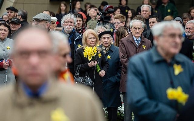 In this photo taken on April 19, 2016 people gather in front of the Warsaw Ghetto Uprising monument holding daffodils to mark the Warsaw Ghetto uprising's 73th anniversary. (AFP PHOTO / WOJTEK RADWANSKI) In this photo taken on April 19, 2016 people gather in front of the Warsaw Ghetto Uprising monument holding daffodils to mark the Warsaw Ghetto uprising's 73th anniversary. (AFP PHOTO / WOJTEK RADWANSKI)