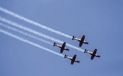 US-made Israeli air force T-6 Texan II planes fly over while performing during an air show as part of the 70th Independence Day celebrations on April 19, 2018, in Tel Aviv.
I(AFP PHOTO / AHMAD GHARABLI)