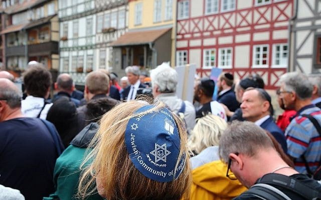 A participant of the "Thuringia wears kippa" rally wears a kippa in Erfurt, central Germany, on April 25, 2018. (AFP PHOTO / dpa / Bodo Schackow)