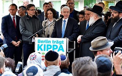 Josef Schuster, President of the Central Council of Jews in Germany, speaks during the 'Berlin wears kippa' event, with more than 2,000 Jews and non-Jews wearing the traditional skullcap to show solidarity with Jews on April 25, 2018 in Berlin after Germany was rocked by a series of anti-Semitic incidents.(AFP PHOTO / Tobias SCHWARZ)